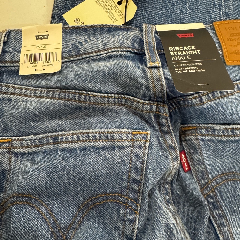 NWT Levi’s ribcage straight ankle jean size 25 button fly